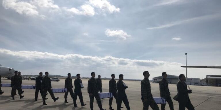 Τα λείψανα έξι Ελλαδιτών πεσόντων του '74 παραδίδονται στους συγγενείς τους