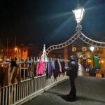 Δουβλίνο: Κρέμασαν μπουφάν και παλτά σε γέφυρα για να τα πάρουν άστεγοι (ΒΙΝΤΕΟ)