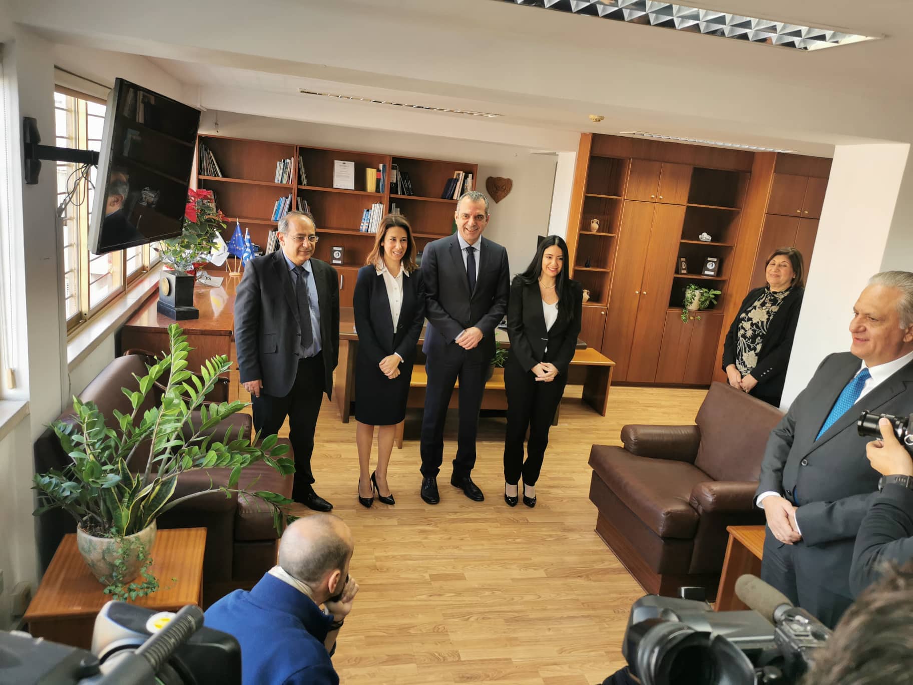 Σάββια, Ξένια και Μιχάλης «πιάνουν δουλειά» στη Βουλή (ΦΩΤΟ)