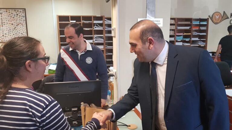 Έκανε "έφοδο" ο Καρούσος στο Κεντρικό Ταχυδρομείο Λευκωσίας (ΦΩΤΟ)