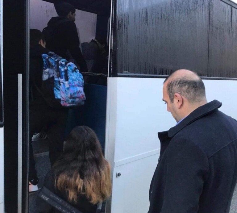 Μπήκε στο λεωφορείο ο Καρούσος και πήγε στο Γυμνάσιο Αγίας Βαρβάρας (ΦΩΤΟ)