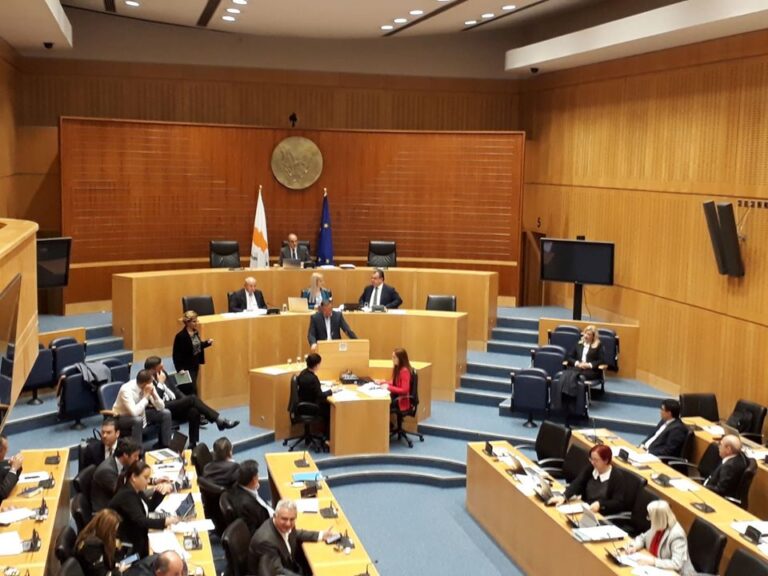 Επικρίσεις και "σταυρώματα" κονδυλίων για τον νέο κρατικό προϋπολογισμό (ΒΙΝΤΕΟ)