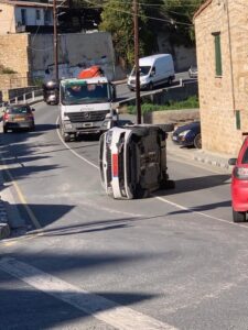 Αναποδογυρίστηκε όχημα στο κέντρο του Δήμου Γερμασόγειας (ΦΩΤΟ)