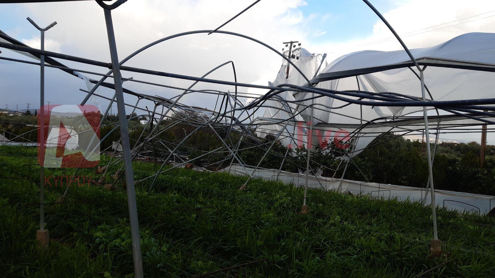 Καταστροφές άφησε στο πέρασμά του ανεμοστρόβιλος στον Ύψωνα (ΒΙΝΤΕΟ)