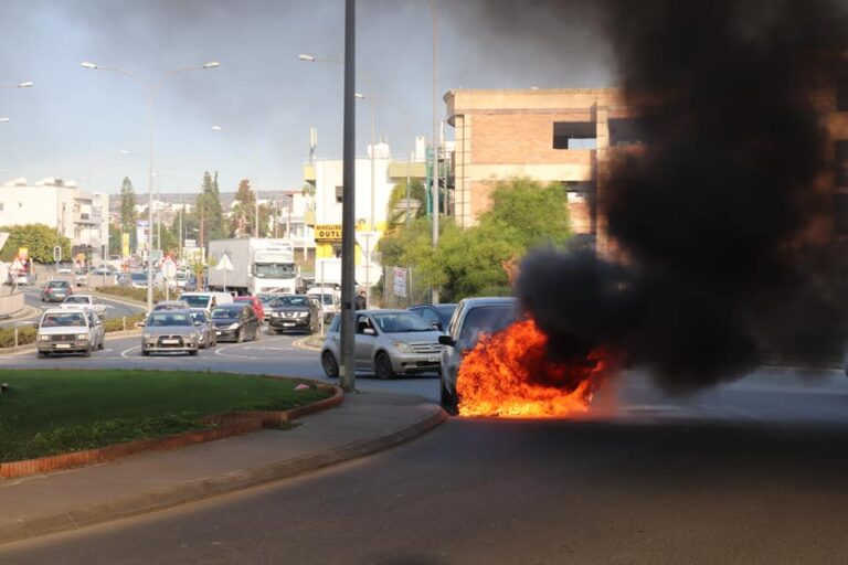 Στις φλόγες τυλίχθηκε αυτοκίνητο στον κυκλικό κόμβο Αγίας Φύλας της Λεμεσού