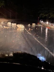 Απροσπέλαστοι δρόμοι λόγω κατολισθήσεων όγκων χώματος