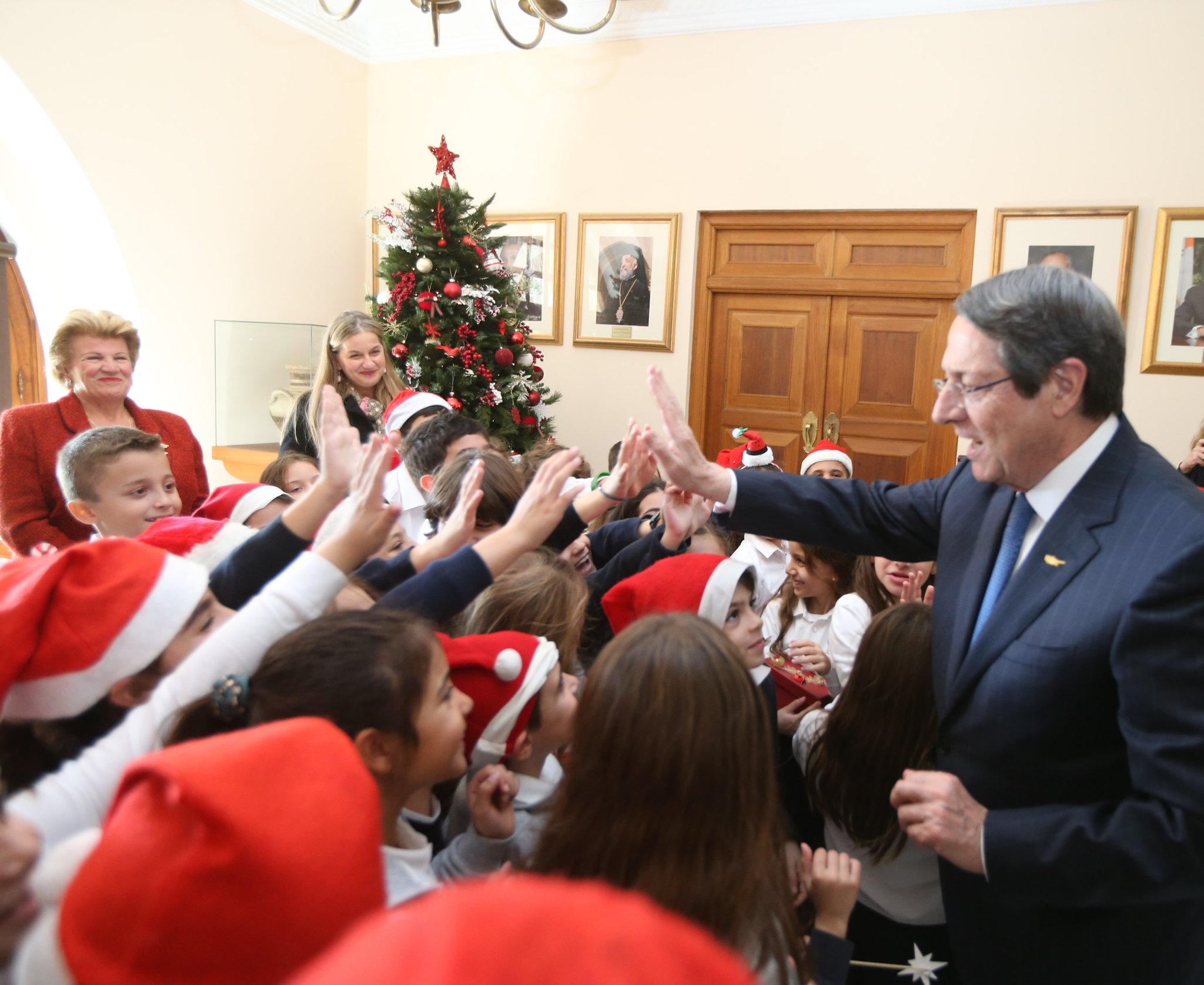 ΠτΔ και πολιτικοί αρχηγοί φόρεσαν τα γιορτινά τους και έστειλαν ευχές (ΒΙΝΤΕΟ)