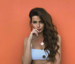 Χ. Ηλιάδου: Ποζάρει με τα…εσώρουχα μπροστά στο Χριστουγεννιάτικο δέντρο (ΦΩΤΟ)