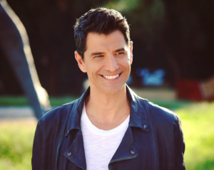 Σάκης Ρουβάς: Η γλυκιά φωτογραφία μπροστά στο Χριστουγεννιάτικο δέντρο (ΦΩΤΟ)