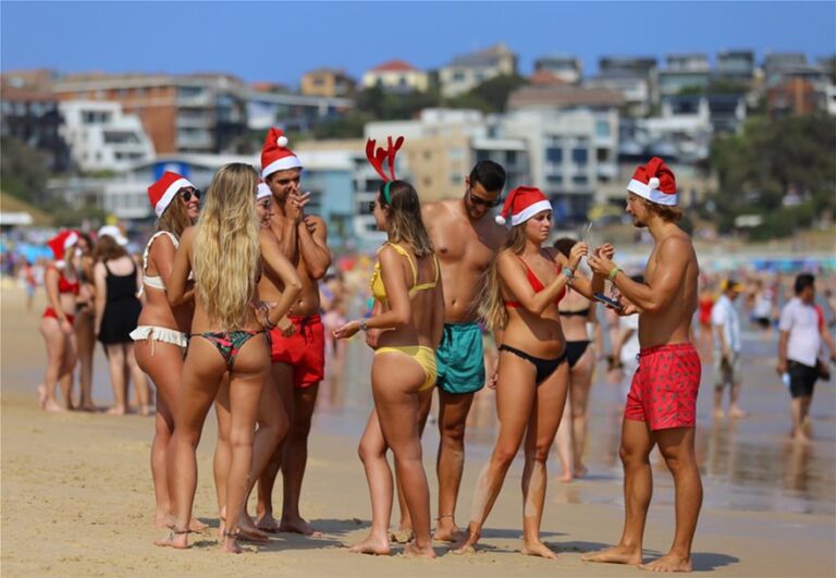 Χριστούγεννα στο Σίδνεϊ με καυτά μπικίνι και κόκκινους σκούφους (ΦΩΤΟ)