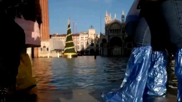 Βενετία: Βόλτες στις πλημμυρισμένες πλατείες και τα στενά (ΒΙΝΤΕΟ)