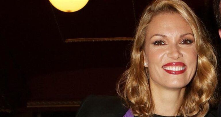 Βίκυ Καγιά: Μας δείχνει το χριστουγεννιάτικο δέντρο της (BINTEO)