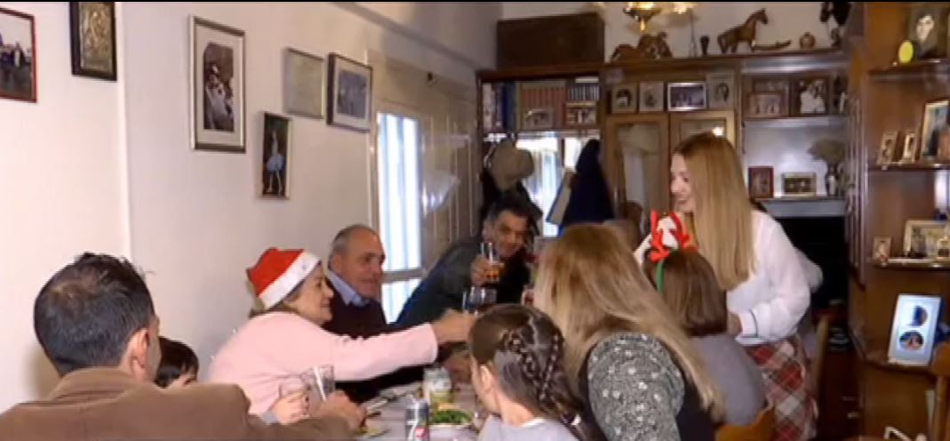 Άνοιξαν τις πόρτες τους για να δεχτούν συγγενείς και φίλους (ΒΙΝΤΕΟ)