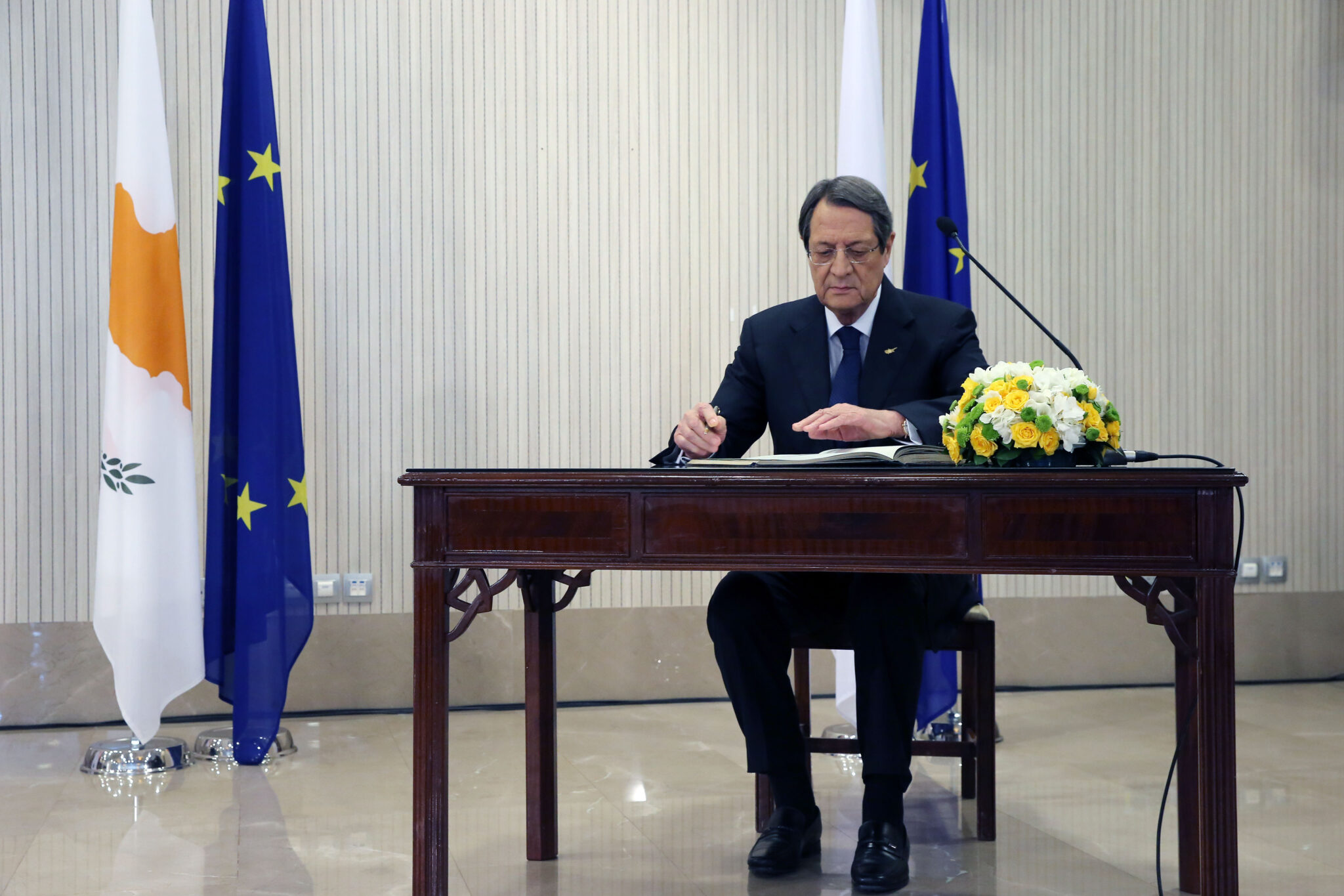 "Οι ευχές σας μου δίνουν δύναμη να συνεχίσω με την ίδια αποφασιστικότητα" (ΦΩΤΟ)