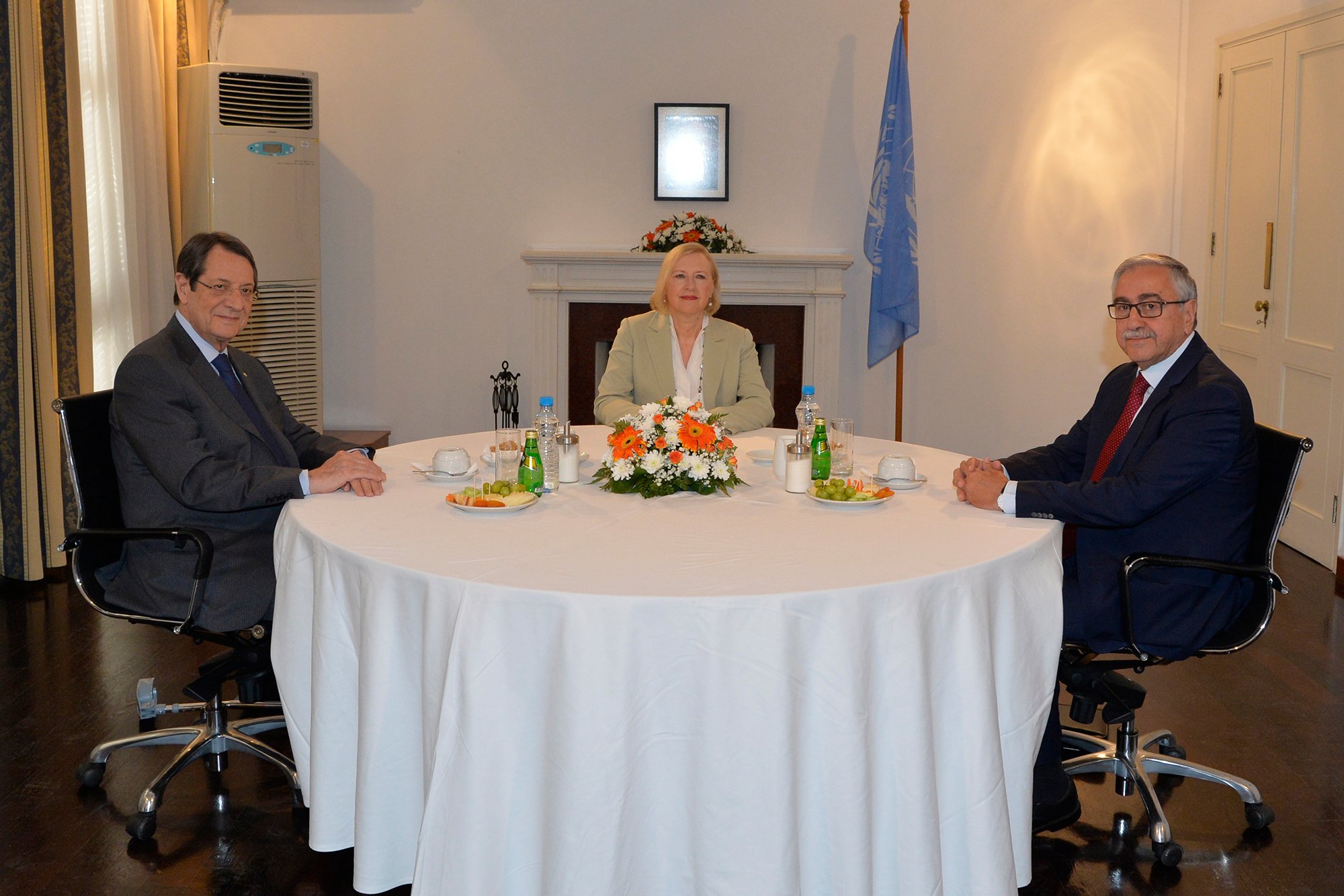 Συναντά Αναστασιάδη και Ακιντζί η Σπέχαρ πριν τη Νέα Υόρκη