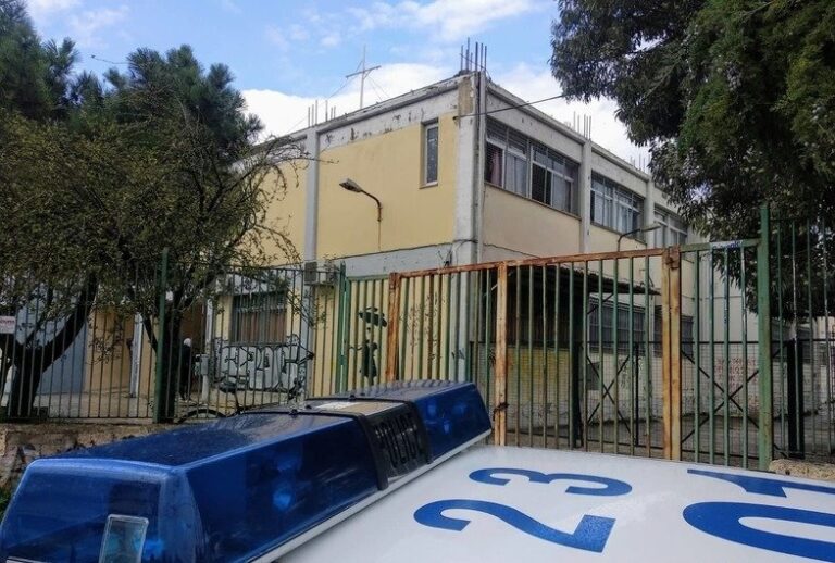 Πάτρα: Έριξαν καπνογόνα και κροτίδα σε σχολείο
