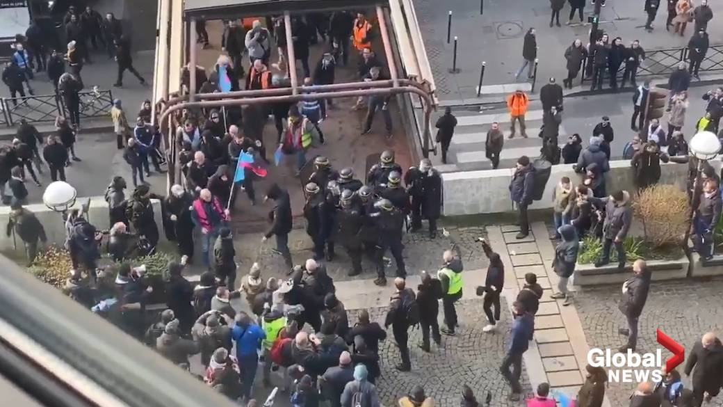 Συγκρούσεις διαδηλωτών-Αστυνομίας στο Παρίσι (BINTEO)