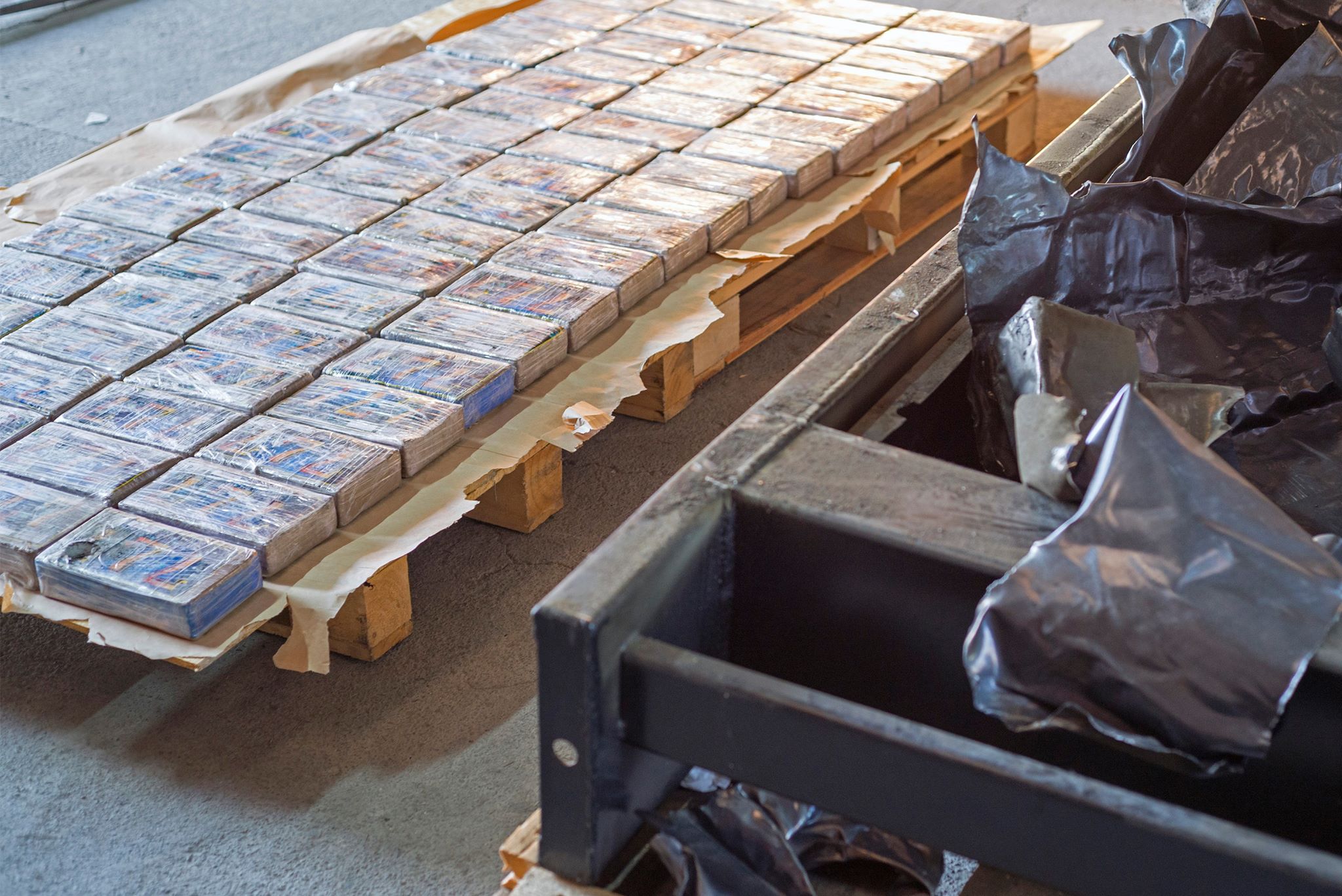 Από τις ηλεκτρογεννήτριες με κοκαΐνη στα βαρέλια με τη μεφεδρόνη (ΒΙΝΤΕΟ)