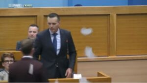 Βοσνία: H στιγμή που Υπουργός δίνει χαστούκι σε βουλευτή (ΒΙΝΤΕΟ)