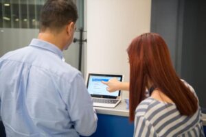 Η Ελληνική Τράπεζα εκπαιδεύει πελάτες της σε ATM, Web Banking και Mobile App