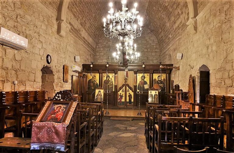 "Έριξαν" κλεμμένο αυτοκίνητο στην πόρτα εκκλησίας για να την διαρρήξουν