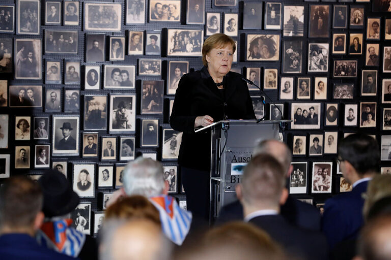 Η Μέρκελ για πρώτη φορά στο Άουσβιτς σε μια συμβολική επίσκεψη (ΦΩΤΟ)