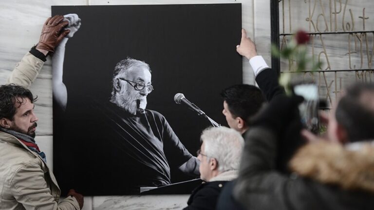 Το ύστατο χαίρε στον μεγάλο μουσικοσυνθέτη Θάνο Μικρούτσικο (ΦΩΤΟ)