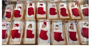 Στέλνουν νεογέννητα στο σπίτι τους μέσα σε χριστουγεννιάτικες κάλτσες (ΒΙΝΤΕΟ)