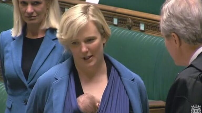 Με τα μωρά στην αγκαλιά ορκίστηκαν δύο βουλευτίνες στην Βρετανία (ΒΙΝΤΕΟ)