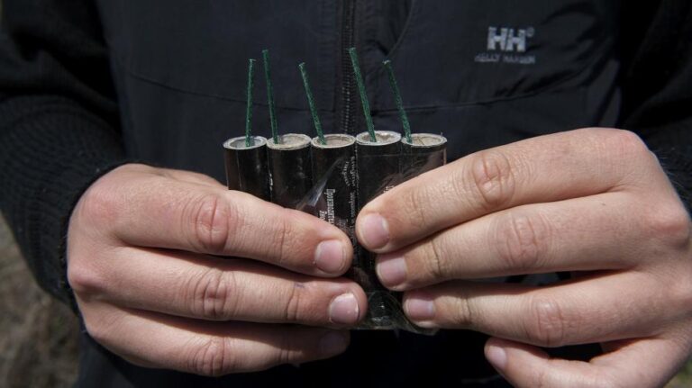 Πέντε νεαροί "πιάστηκαν" να κουβαλούν φωτοβολίδες και κροτίδες στην Πύλα