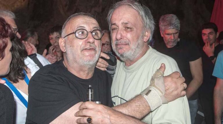 Ανδρέας Μικρούτσικος: "Ράκος" στην κηδεία του πολυαγαπημένου του αδερφού (ΦΩΤΟ)