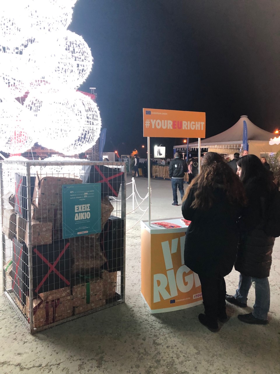 Τι κάνει ένα κλουβί γεμάτο δώρα στην Παραμυθούπολη Χριστουγέννων;