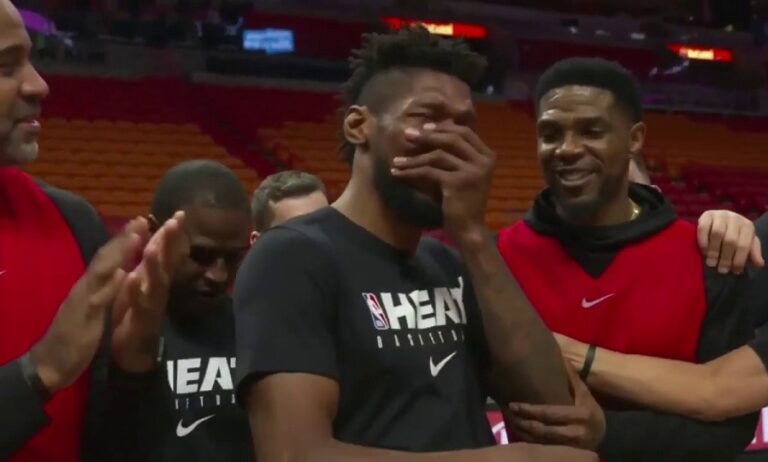 Η έκπληξη στον Κρις Σίλβα είναι ό,τι πιο συγκινητικό θα δεις αυτές τις γιορτές