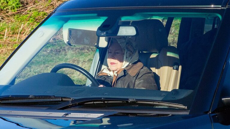 Η Βασίλισσα μουτρωμένη και κακόκεφη στην πρώτη της εμφάνιση μετά το…#megxit