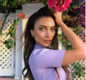 Η Έλενα Πιερίδου ποζάρει…topless και φοράει μόνο το τζιν της(ΦΩΤΟ)