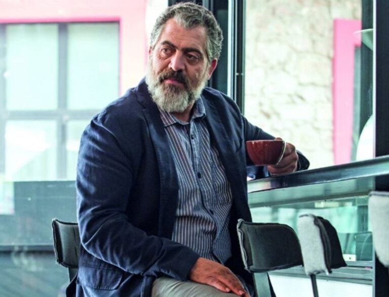 Ο Κούλλης Νικολάου αποκαλύπτει το τηλεοπτικό μέλλον για τη σειρά "8 λέξεις"