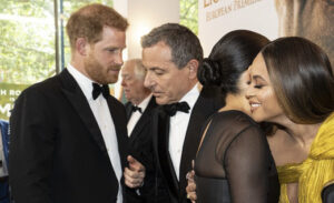 Η στιγμή που ο Χάρι «ζητά δουλειά» για τη Μέγκαν από τον CEO της Disney (ΒΙΝΤΕΟ)