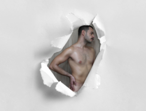 Γυμνός "Στα Πατώματα" ο… εικαστικός Pashias σε μια ζωντανή perfomance