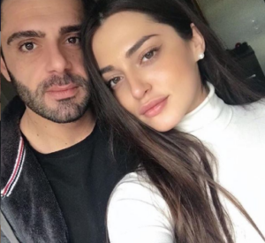 "Λιώνω από αγάπη…γονάτισα στην πρόταση" – Ο αρραβώνας και το πάρτι στον Βέρτη