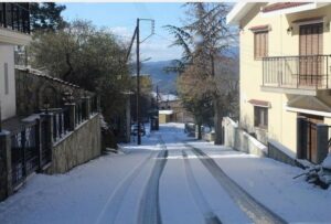 Πλάι στην ξυλόσομπα περνουν οι Λοφίτες τις κρύες μέρες του χειμώνα (ΒΙΝΤΕΟ)