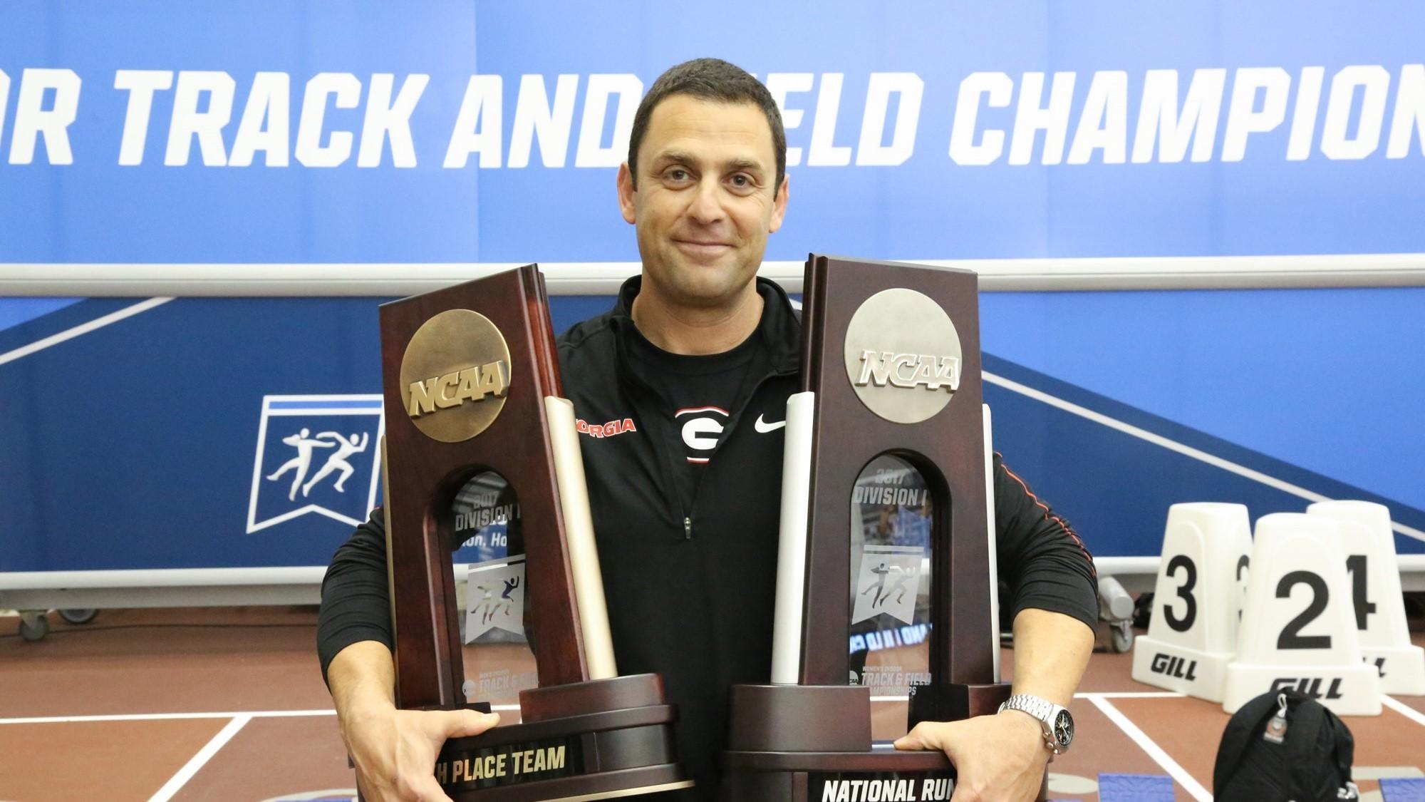 Η ΕΑΚ βραβεύει τον προπονητή των επιτυχιών, Πέτρο Κυπριανού