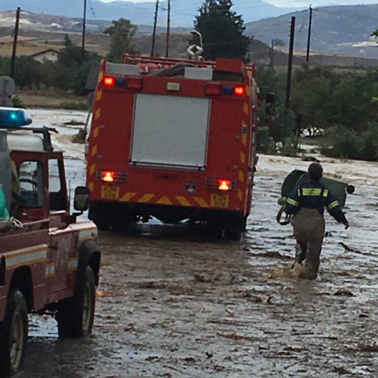 Επί ποδός βρίσκονται Πυροσβεστική και συνεργεία της ΑΗΚ λόγω της κακοκαιρίας