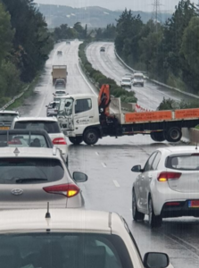 Φορτηγό κατέληξε στη μέση του αυτοκινητόδρομου (ΦΩΤΟ)