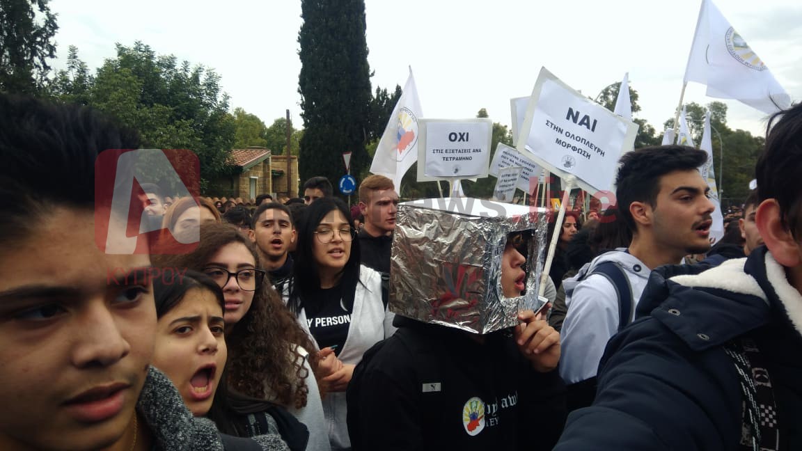 Τα ρομπότ στην εκδήλωση διαμαρτυρίας μαθητών έξω από το Προεδρικό (ΒΙΝΤΕΟ&ΦΩΤΟ)