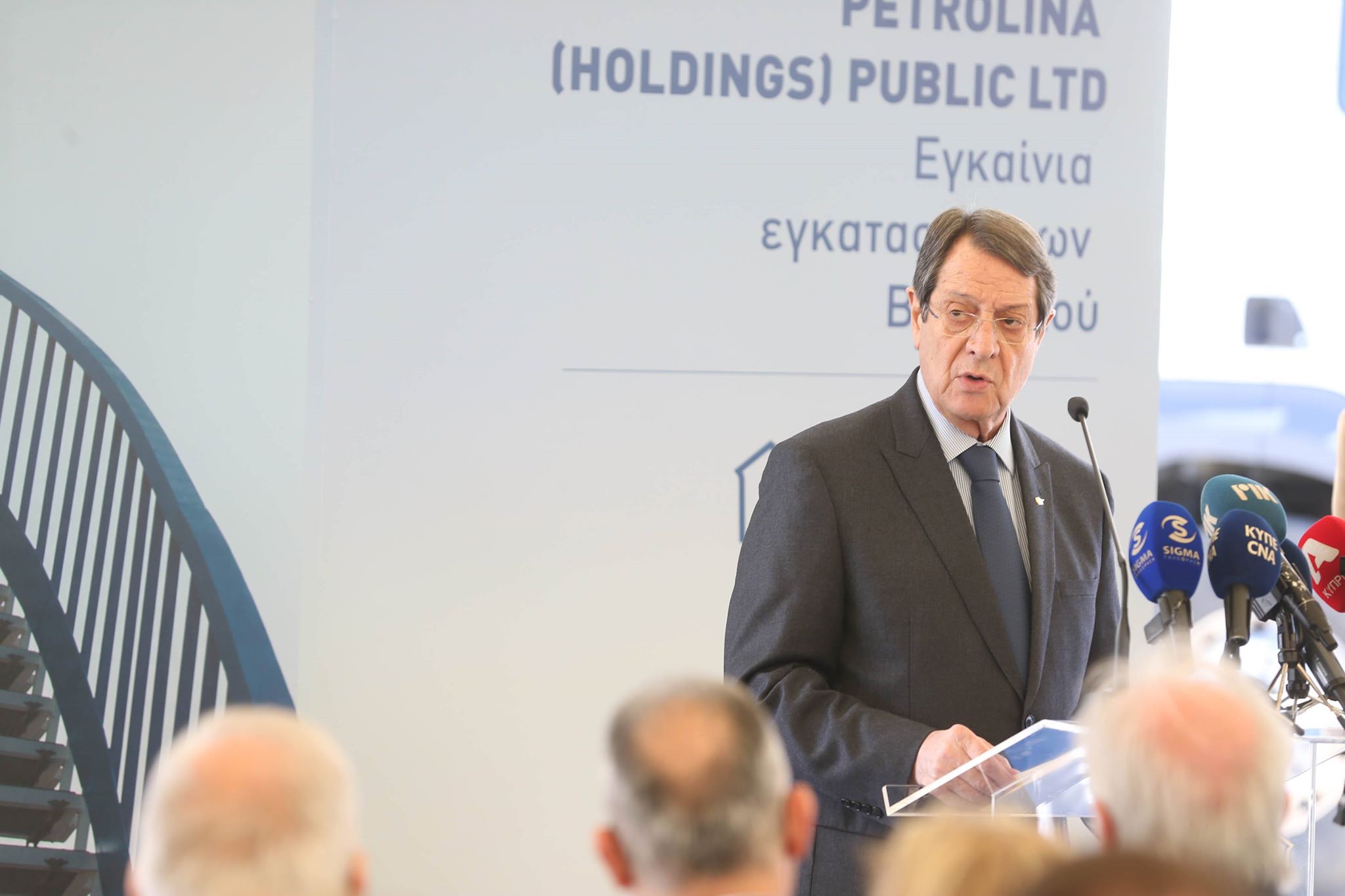 «Βρίσκονται στο οικόπεδο «8» κι εμείς ασχολούμαστε με την τάχα διγλωσσία»