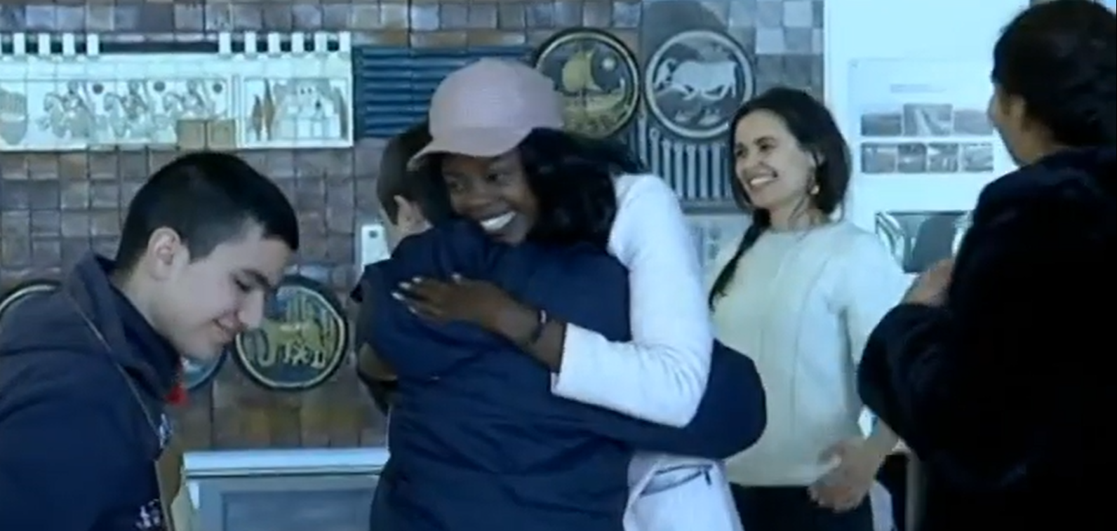 Τα παιδιά του Ειδικού Σχολείου Αγίου Σπυρίδωνα μοίρασαν αγκαλιές (ΒΙΝΤΕΟ)