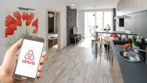 Τέλος στην "αναρχία" της AirBNB έβαλε η Βουλή (BINTEO)