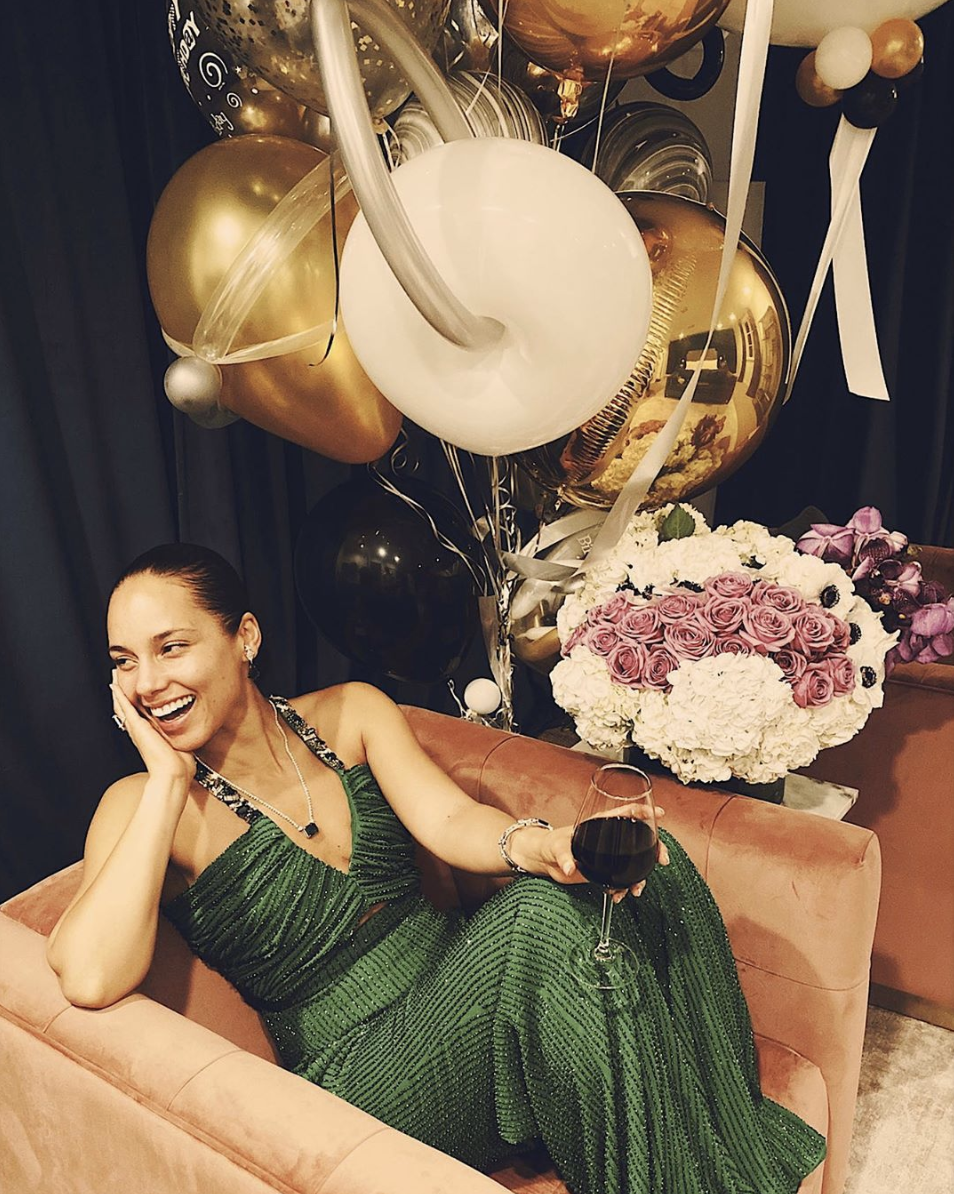 Η ALICIA KEYS ΦΟΡΕΣΕ HILFIGER COLLECTION ΚΑΤΑ ΤΗΝ ΔΙΑΡΚΕΙΑ ΤΩΝ GRAMMYS