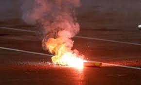 Αποκλείστηκαν από τα γήπεδα δύο 22χρονοι που τους "τσάκωσαν" με φωτοβολίδες