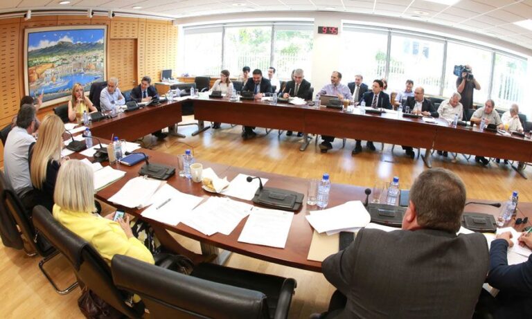 Χαμός στην Επιτροπή Ελέγχου για τους πολιτικά εκτεθειμένους (ΒΙΝΤΕΟ)